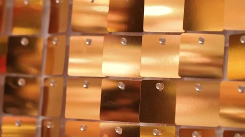 Decorative wall made of small reflective metallic tiles 動画素材 327633200