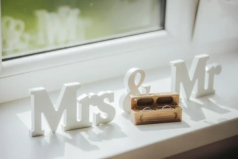 Decorative wedding display featuring white wooden letters spelling "Mr" and.. 스톡 사진