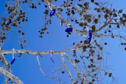 Decorative white tree branches with decorative cones and mascots against the Stock-Fotos