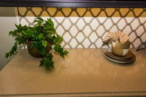 Decorator Items On Kitchen Quartz Beveled Counter Top Foto stock