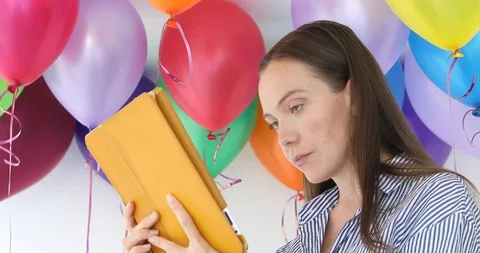 Decorator uses tablet solve organizational issues Stock Footage 87057166