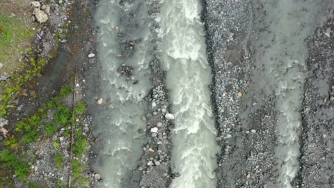 Decrease in height in flight over a mountain river Stockbeeldmateriaal 166548402