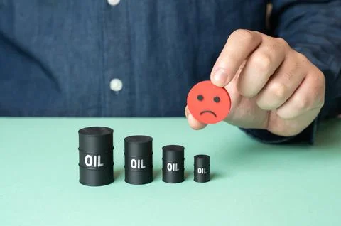 Decrease in oil production. Decrease in sales volumes. Market deficit. Risi.. Stockillustratie