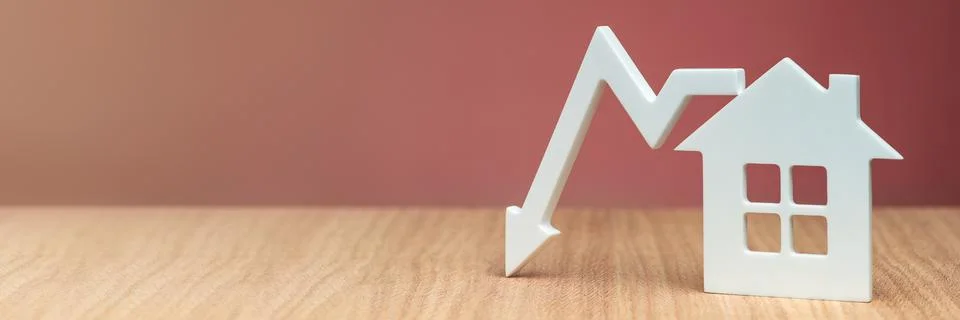 Decrease in property value. Reducing the cost of housing. Banner with a model of 스톡 사진