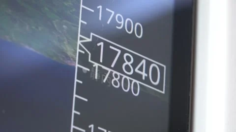 The decreasing numbers indicate the plane's decreasing altitude. 库存影片 307715141