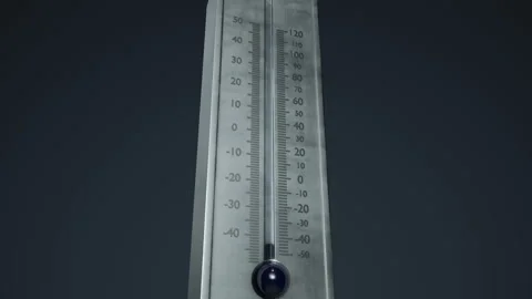 Decreasing temperature on dark metallic thermometer. 库存影片 120150870