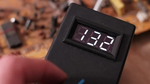 Decreasing Value on Digital Display by Turning Regulator Knob 库存影片 306238930