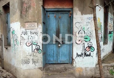 Decrepit door in an old house in Kolkata, India Stock Photos