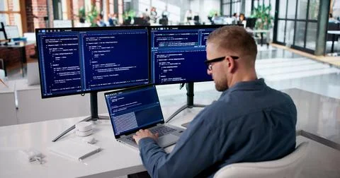 Dedicated Programmer Developing Innovative Software At Workstation 스톡 사진