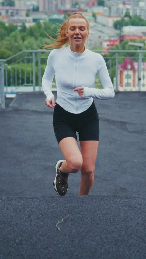 A Dedicated Runner Progresses Through a Challenging Stair Climb, Celebrating Her Видео 319061656