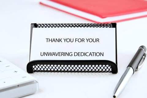 A dedication note expressing gratitude for unwavering commitment is placed in Foto stock