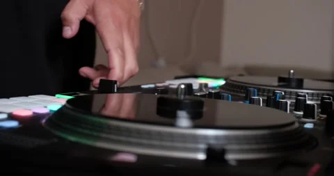 Deejay turning knobs on a DJ Controller 動画素材 157477461