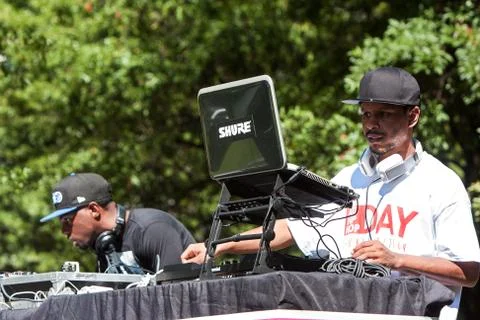 Deejays Use Electronics To Enhance Audio At Hip Hop Festival Foto stock