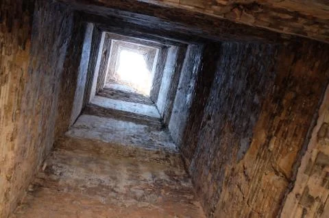 Deep ancient well. Masonry. Light at the end of the tunnel. Background. Foto stock