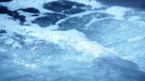 Deep blue bubbling spa / hot tub / jacuzzi Vidéo 104419421