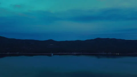 Deep blue dusk settling over Big Bear Lake with quiet mountains 库存影片 328899071