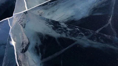 Deep Blue Ice breaks. Lake Baikal. Vídeo Stock 72719361
