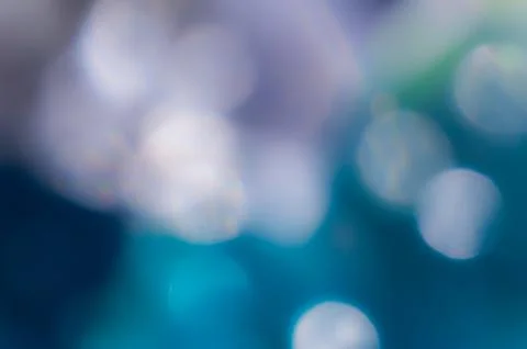 Deep Blue to Iridescent Purple Gradient Blur Bokeh Background for Serene, A.. Foto stock