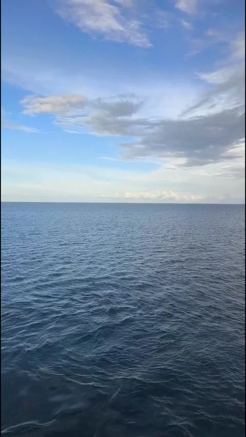 Deep blue ocean Stock Footage 336675599
