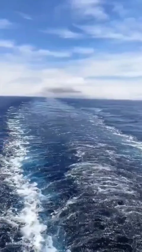 The deep blue ocean, vast and mysterious 動画素材 294372567