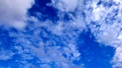 Deep Blue Sky and Dramatic White Clouds Stockfoto's