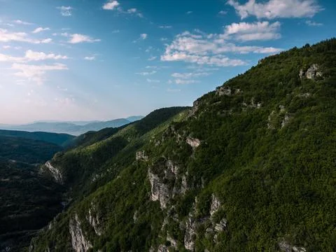 Deep blue sky with clouds and epic gigantic mountain with a lot of cliffs. Foto stock