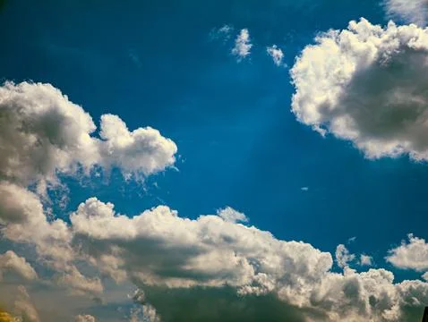 Deep Blue Sky with Dramatic White Cumulus Clouds, Vertical Nature Background Foto stock