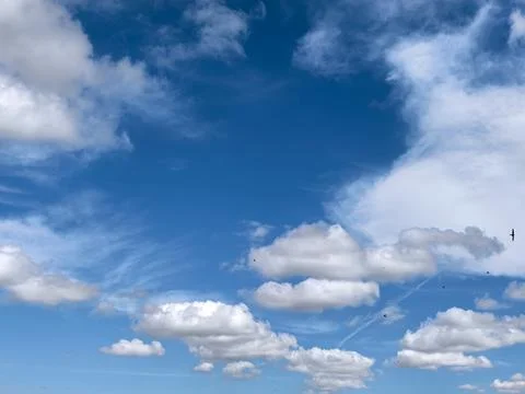 Deep Blue Sky With Floating White Clouds Foto stock