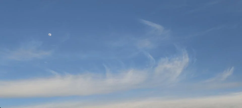 Deep blue sky with thin cirrus clouds Fotos Stock