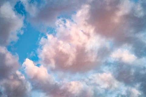 Deep blue sky with white clouds. Clouds in the sky Stock-Fotos