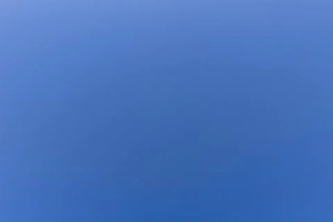 Deep blue summer sky with clean open copy space and subtle color gradient Stock-Fotos