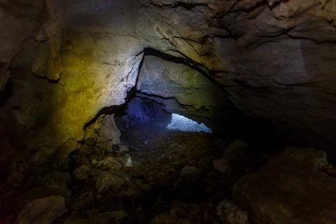 A deep cave illuminated by a flashlight. Foto stock