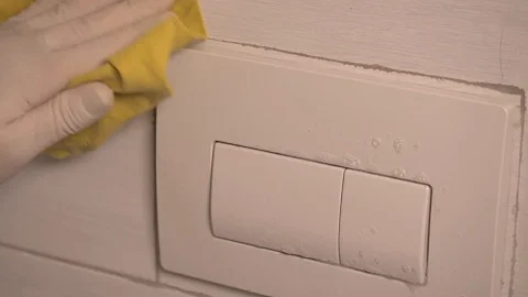 Deep cleaning of toilet flushing surface - slow motion Video stock 125521720