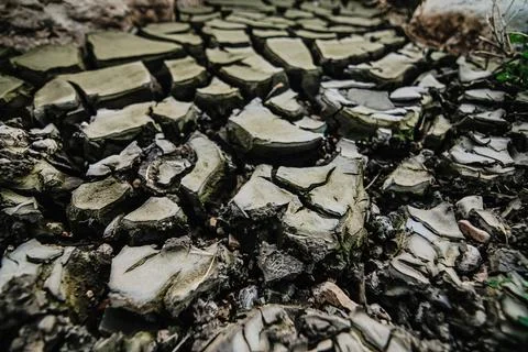 Deep cracks across dry drought affected soil Foto stock