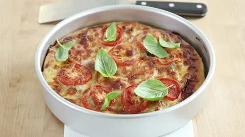 A deep dish pizza with basil leaves (Chicage, USA) Stock-Footage 24672537