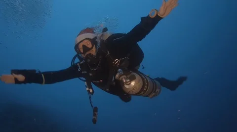 Deep diver in a dark Stock-Footage 111433699