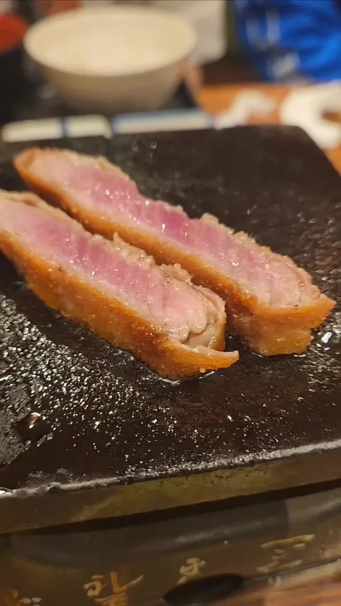 Deep-fried beef on a stone slab Stock-Footage 307272082