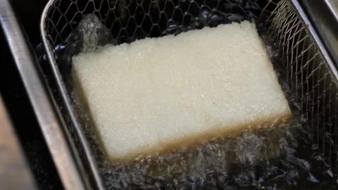 Deep-Fried Bread Slice Sizzling in Hot Oil for Crispy Menbosha Toast Stockbeeldmateriaal 333600542