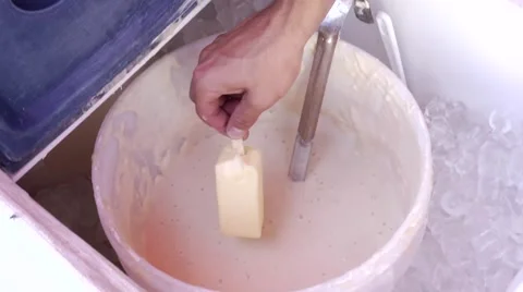 Deep fried butter dip Vídeos de archivo 41132909