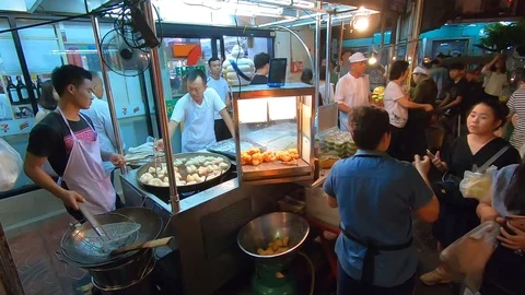Deep-fried Chinese Dough stall in Bangkok Chinatown 库存影片 107273874