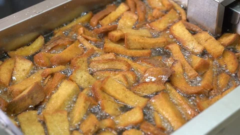 Deep-fried crackers. toasting bread in butter Видео 128042648