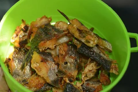 Deep-Fried Fish Pieces in a Serving Bowl Stock-Fotos