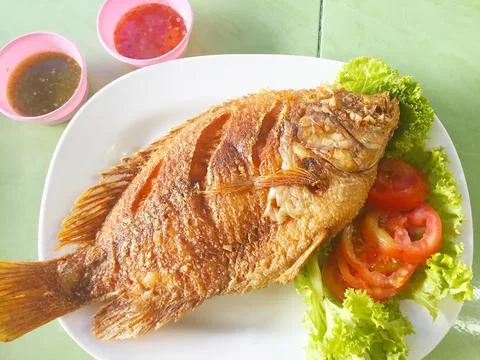 Deep-fried fish in Thai style. Foto stock