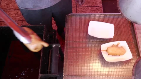 Deep fried food place Vídeos de archivo 41132853