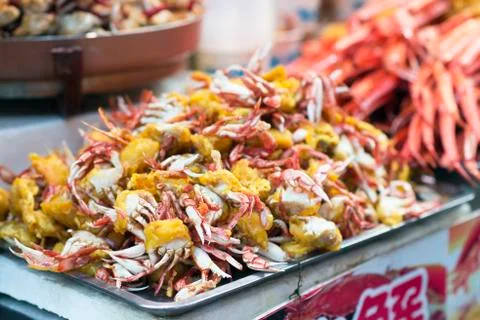 Deep-fried hard shell crabs in Wangfujing street, Beijing, China Stock-Fotos