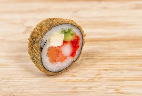 Deep-fried Japanese roll with crab meat, salmon, avocado, caviar, crispy brea Foto stock