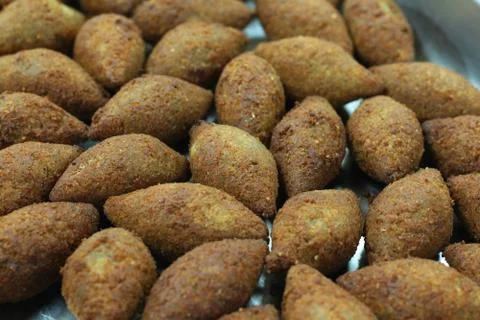 Deep fried kibbeh of ground beef meat mixed with bulgur, stuffed with fried m Foto stock