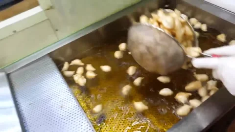 Deep Fried Korean Fish Cakes (Eomuk) Frying in Hot Bubbling Oil - Street Food Stockbeeldmateriaal 337374774