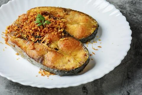 Deep Fried Pangasius fish with Black Pepper Garlic and fish source, quick and Stock Photos
