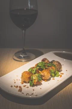 Deep fried thai fermented pork sausage with  garlic in them and served with g Foto stock